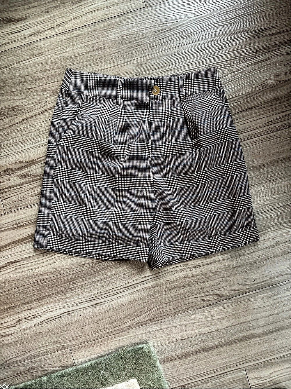 Princess Polly Pleated Plaid Shorts Size 4